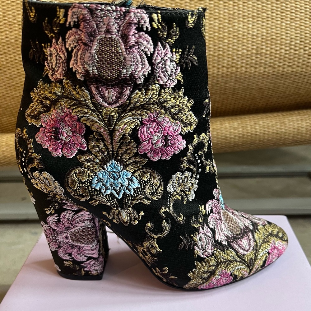 Designed fabric booties, size 6.5